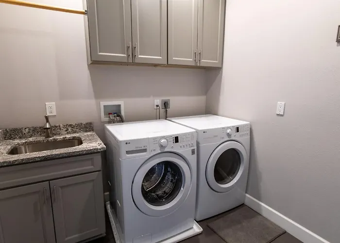 5 Bed 3 Bath Uptown Sedona-game Room-sauna-cold Plunge-jacuzzi-gym Holiday home *