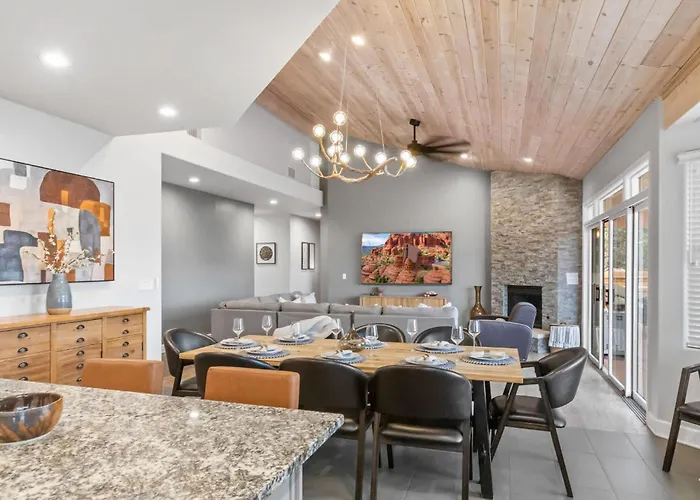 5 Bed 3 Bath Uptown Sedona-game Room-sauna-cold Plunge-jacuzzi-gym Holiday home *