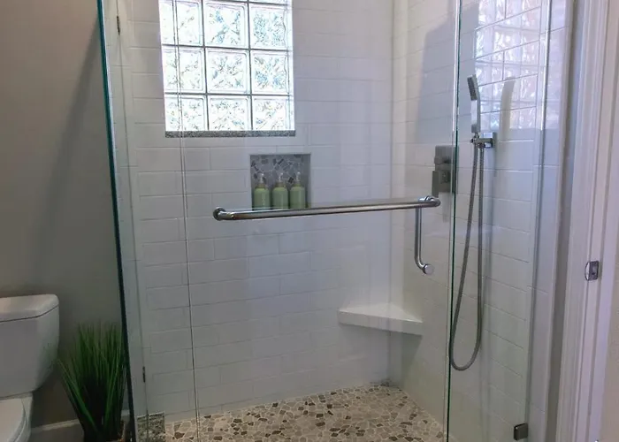 5 Bed 3 Bath Uptown Sedona-game Room-sauna-cold Plunge-jacuzzi-gym Holiday home *
